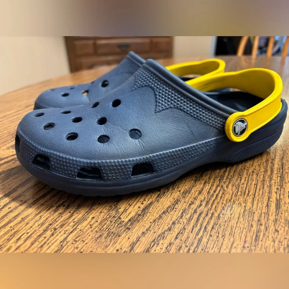 West Virginia CROCS Women’s 10-11. Men’s 8-9 - Picture 2 of 5